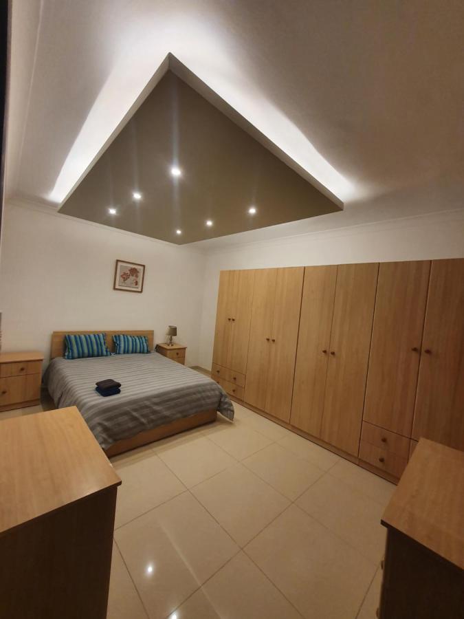 Savoy Apartment Сейнт Полс Бей Екстериор снимка